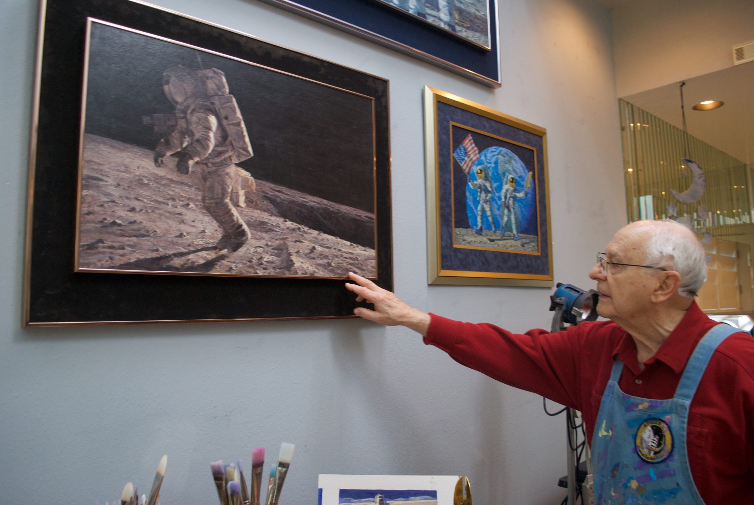 Alan Bean and "Tiptoeing on the Ocean of Storms" — Photo Credit: Barbara Brannon / Texas Plains Trail